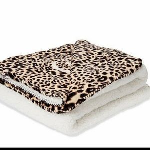 Victoria’s Secret  Leopard Sherpa Blanket NWT